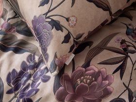 Nahaufnahme der Mako-Satin Bettwäsche Pauline: Opulente Blüten wie Magnolien, Pfingstrosen in beerenfarben auf beigen Grund